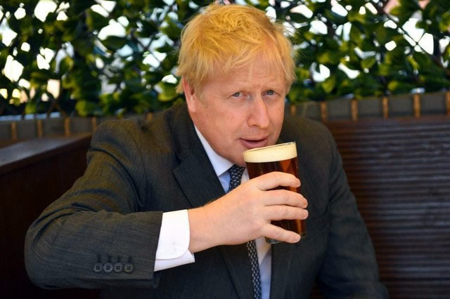 Boris Johnson bea bere la terasa
