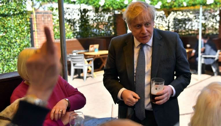 Boris Johnson la terasa